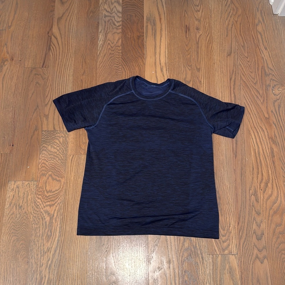 Dark blue Lululemon men’s metal vent short sleeve